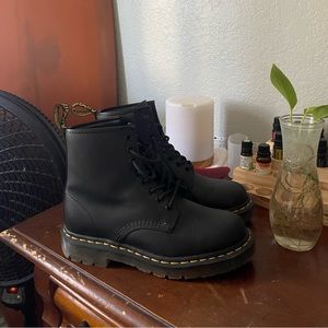 Dr Martens 1460 SLIP RESISTANT LEATHER LACE UP BOOTS size: women 7 US